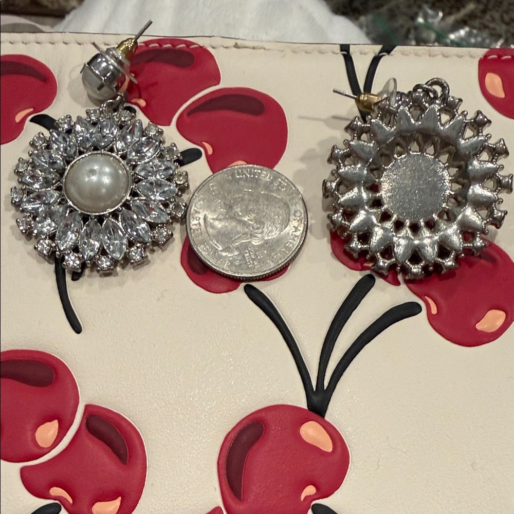 Source Unknown Silver and Pearl Cluster Earrings - Picture 3 of 3